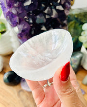 Load image into Gallery viewer, Small selenite bowl
