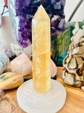 Load image into Gallery viewer, Lemon Quartz point
