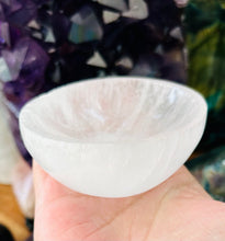 Load image into Gallery viewer, Small selenite bowl
