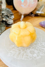 Load image into Gallery viewer, Yellow calcite carved pumpkin
